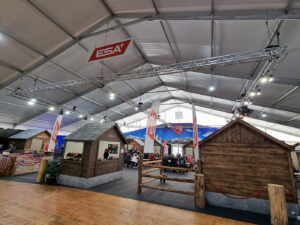 26 LED-Scheinwerfer Tageslicht 200/1'200W mit 60 Lfm Traverse